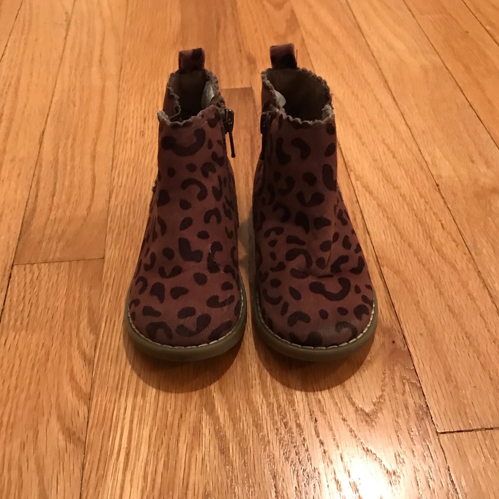 Like new toddler size 8 Leopard booties w/zipper